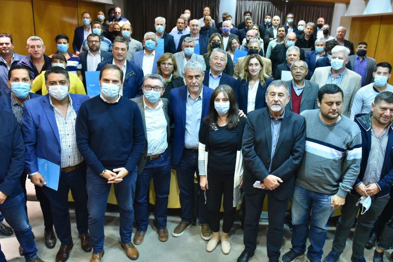 Jorge Ferraresi con funcionarios y vecinos beneficiarios