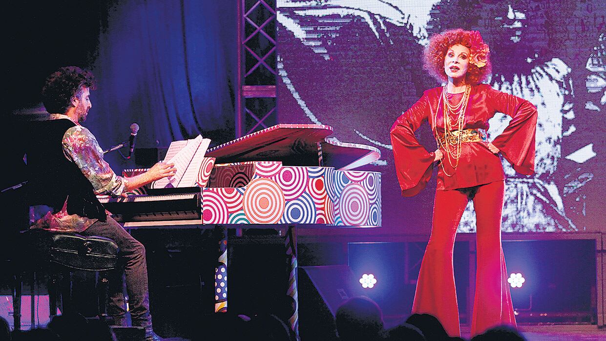 Nacha está acompañada al piano por José Tambutti, aunque también se apoya sobre pistas en algunas canciones.