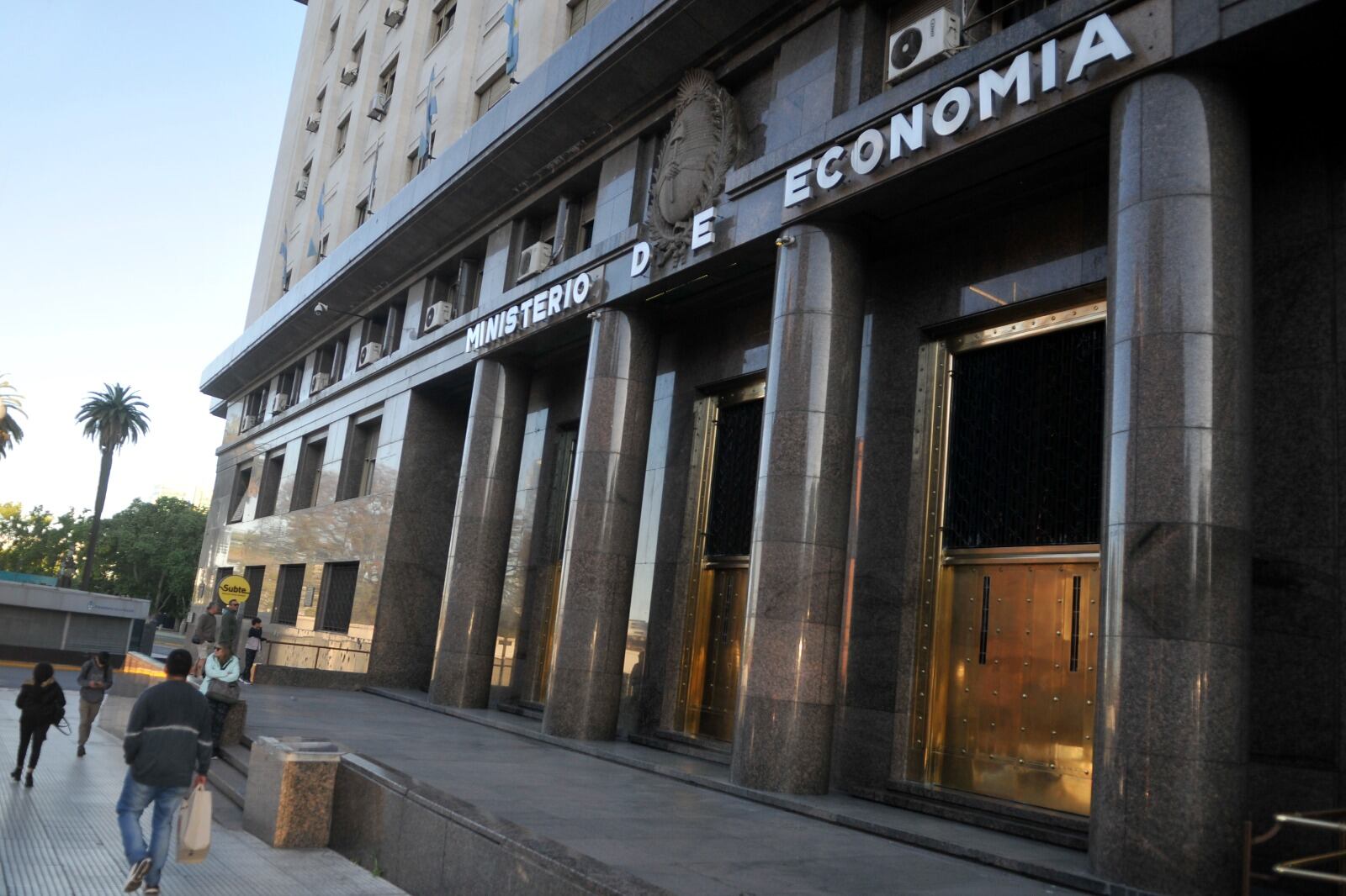 El dólar MEP finalizó en los 1333 pesos, por lo cual la brecha con el tipo de cambio oficial subió levemente al 43,9%.