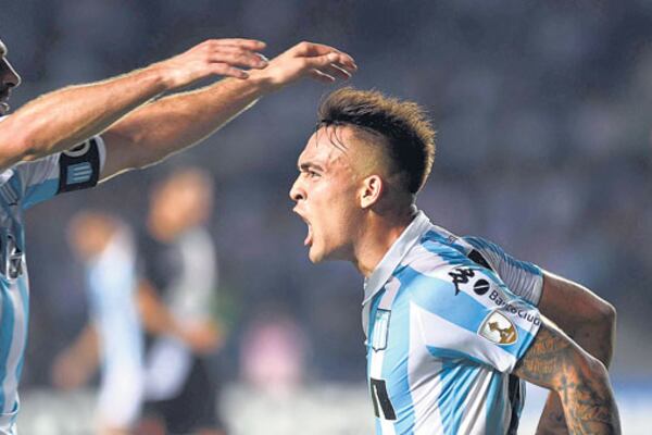 Lisandro López le rinde honores a Lautaro Martínez, quien marcó el segundo gol de Racing.