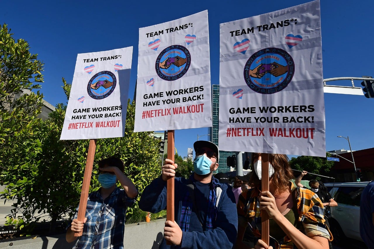En "The Closer", Chappelle hace chistes sobre la comunidad LGBTQ y bromea con matar a una mujer y esconder su cuerpo en su auto.