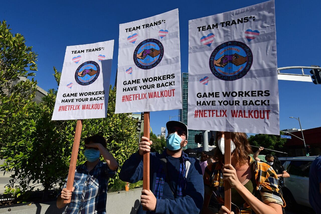 En "The Closer", Chappelle hace chistes sobre la comunidad LGBTQ y bromea con matar a una mujer y esconder su cuerpo en su auto.