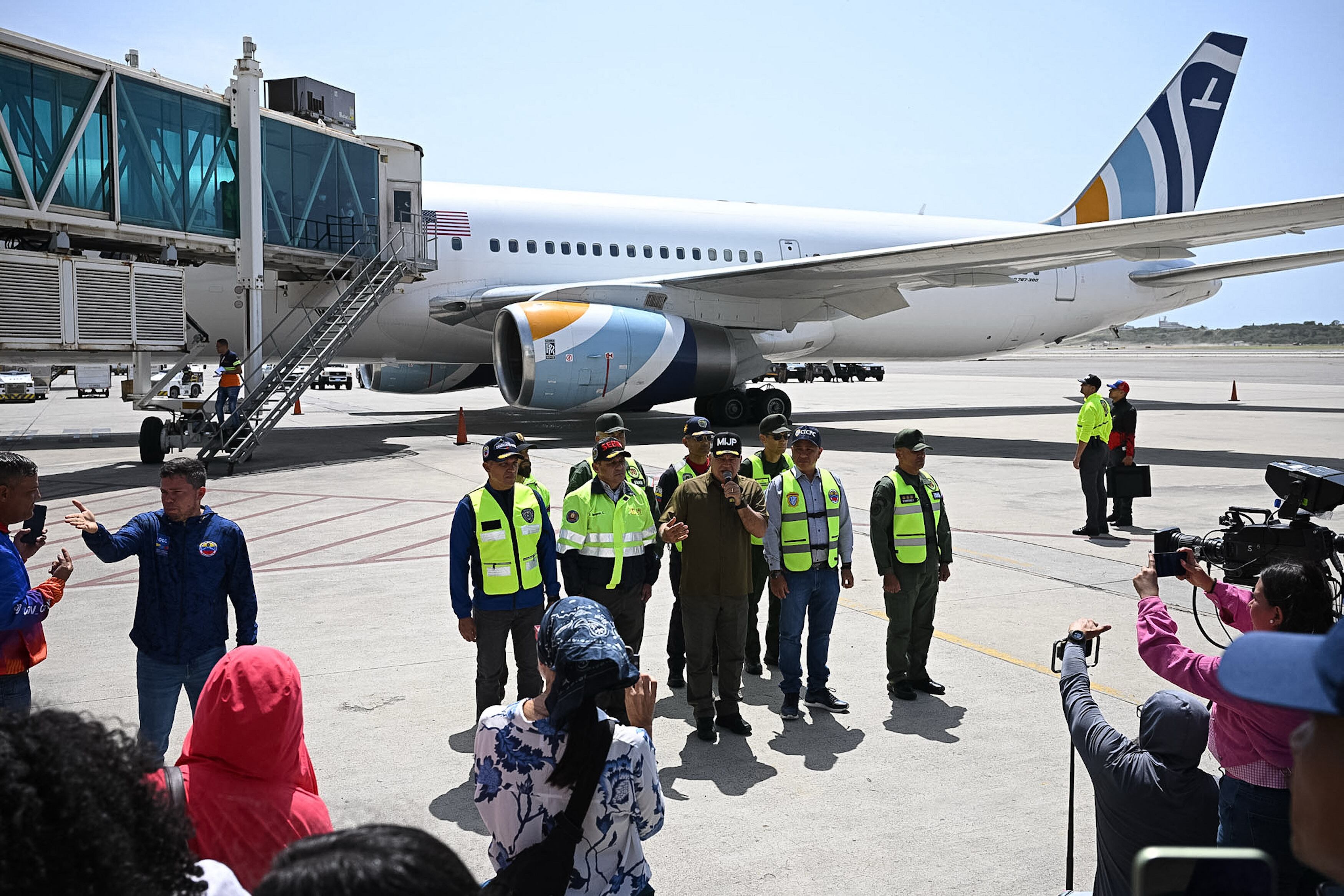 El ministro Diosdado Cabello habla tras la llegada del avión con migrantes venezolanos repatriados desde EE.UU.