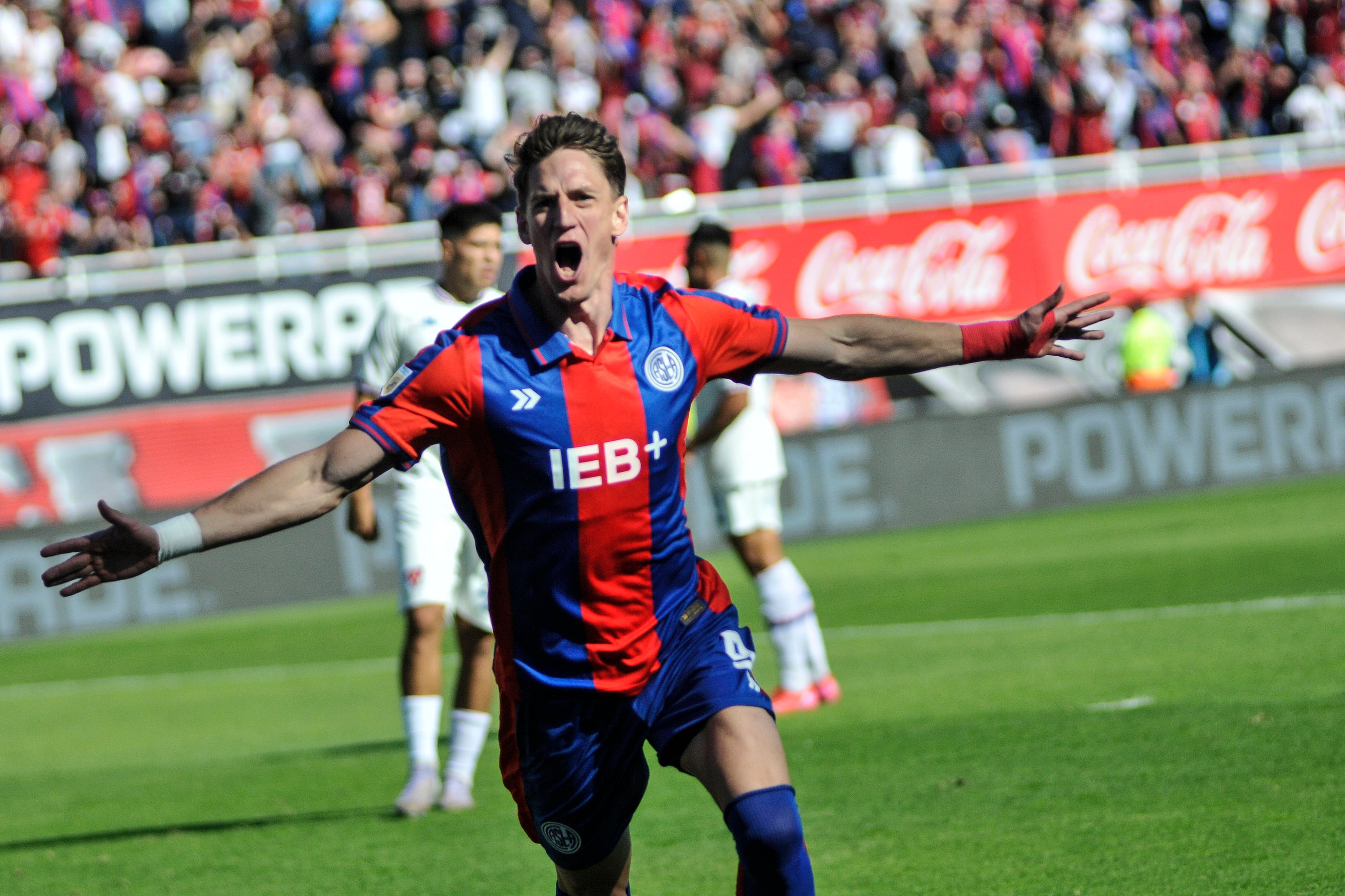 Vombergar festeja el primero de San Lorenzo en el Bajo Flores