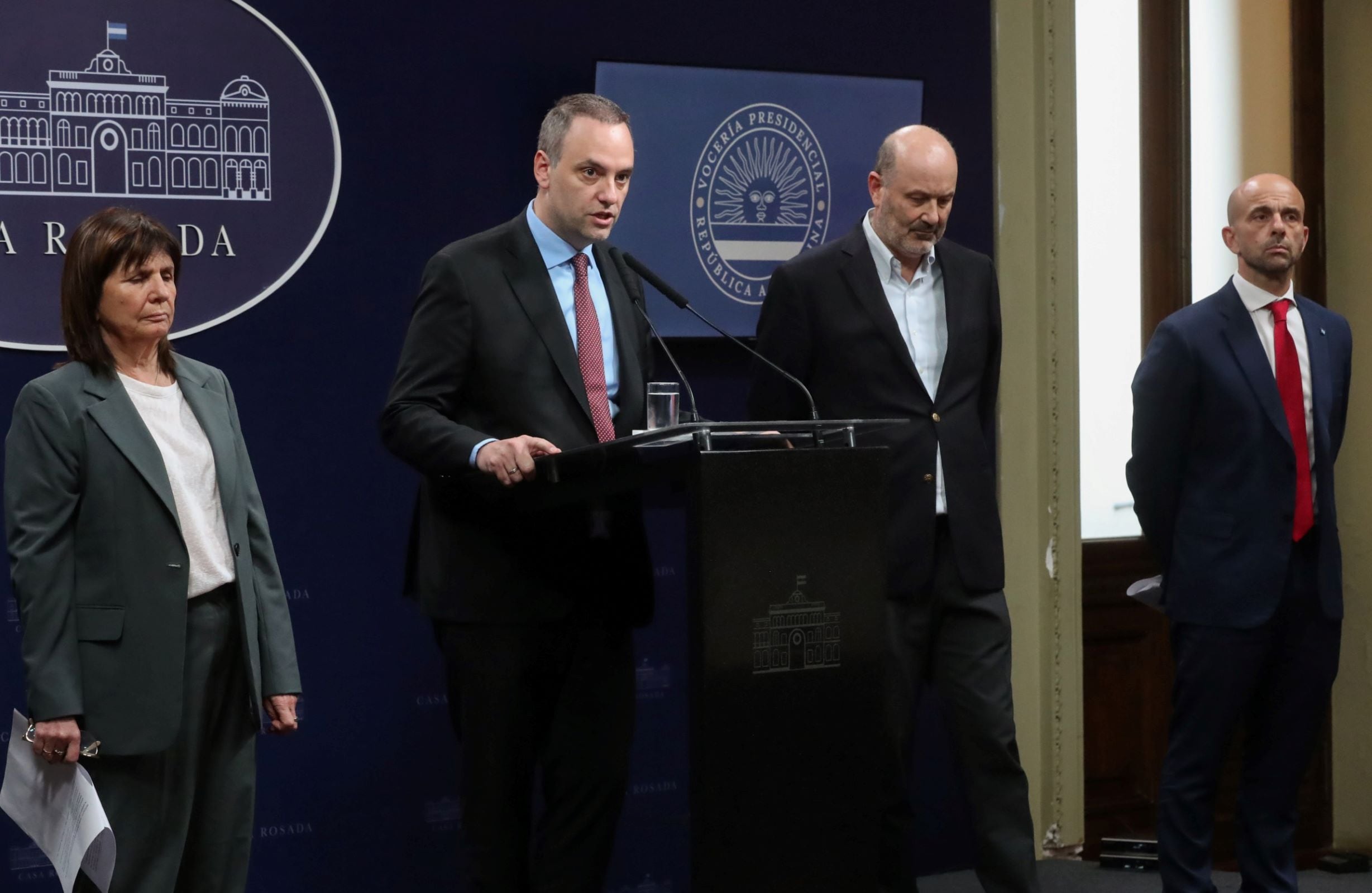 El vocero Adorni, ante la mirada de Bullrich, Sturzenegger y Moggeta.