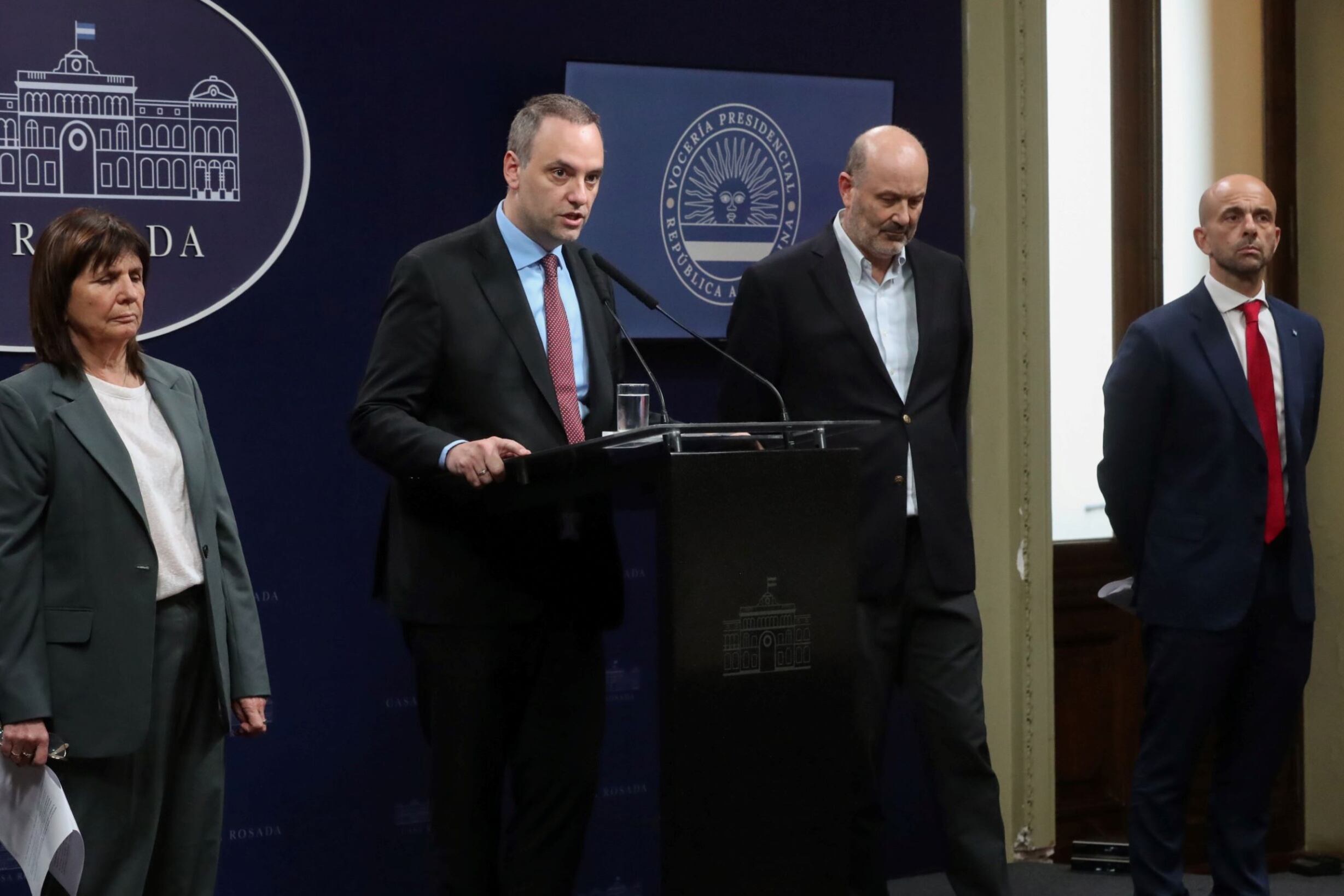 El vocero Adorni, ante la mirada de Bullrich, Sturzenegger y Moggeta.