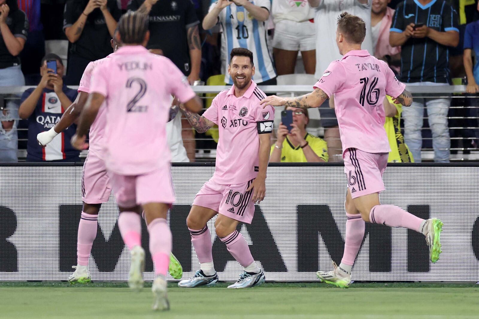 El festejo de Messi, que sumó un nuevo título a su vitrina personal