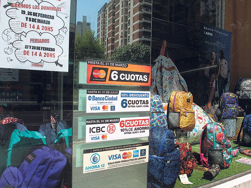 Las promociones de descuentos de las tarjetas bancarias. Un costo que deben pagar los comercios.