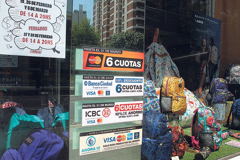 Las promociones de descuentos de las tarjetas bancarias. Un costo que deben pagar los comercios.