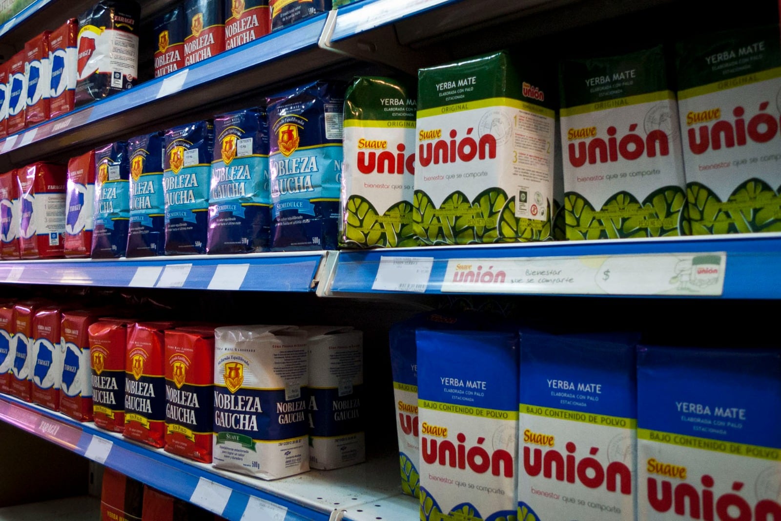 Las góndolas de yerba mate sólo tienen blancos cuando ofrecen promociones y descuentos.