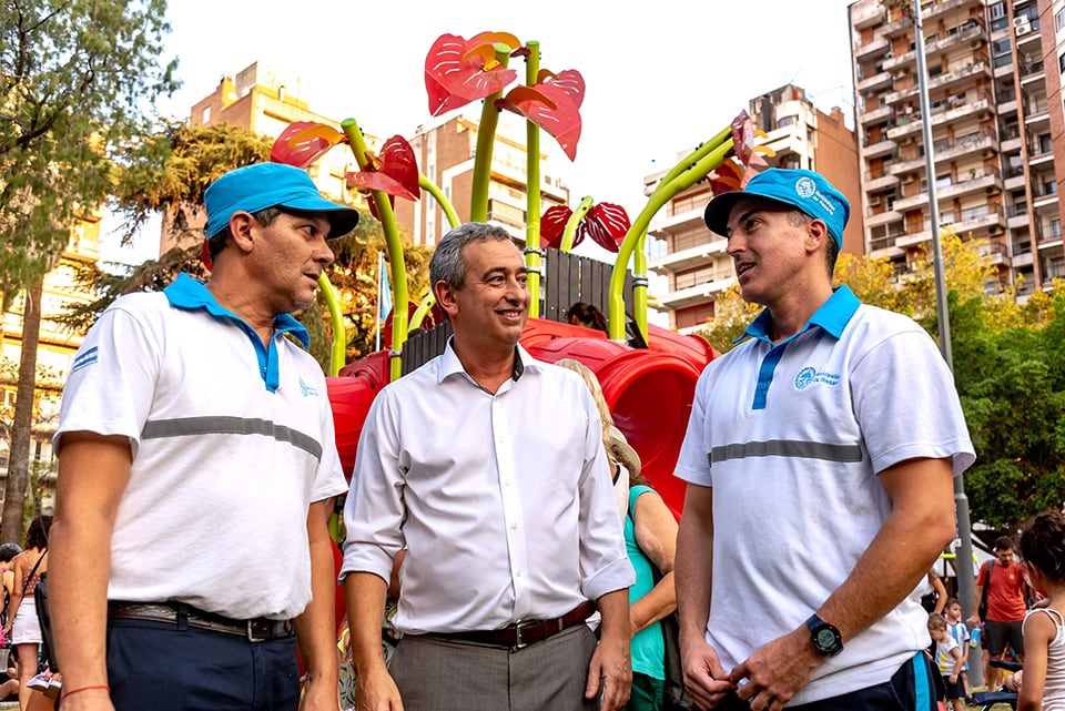 Javkin junto a los nuevos placeros de Plaza López.