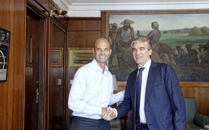 El ministro Guillermo Dietrich y Fracisco Reynes, de la española Abertis. 