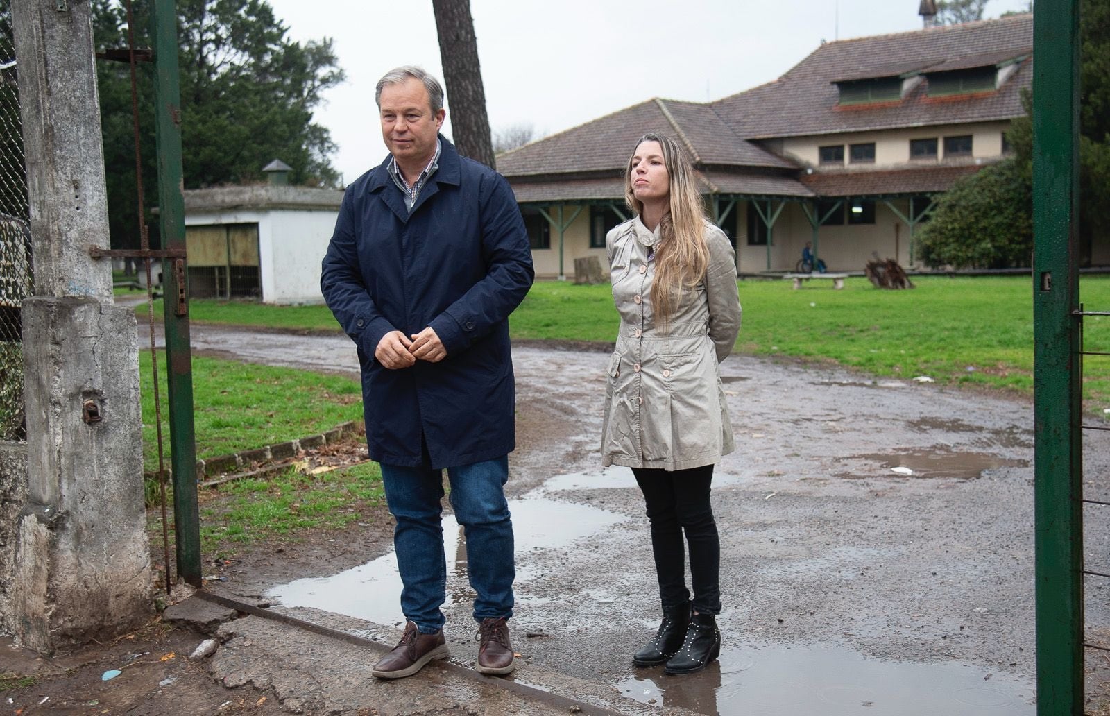 Mariano Cascallares y Bárbara Miñán en las puertas del Hogar Eva Perón. 
