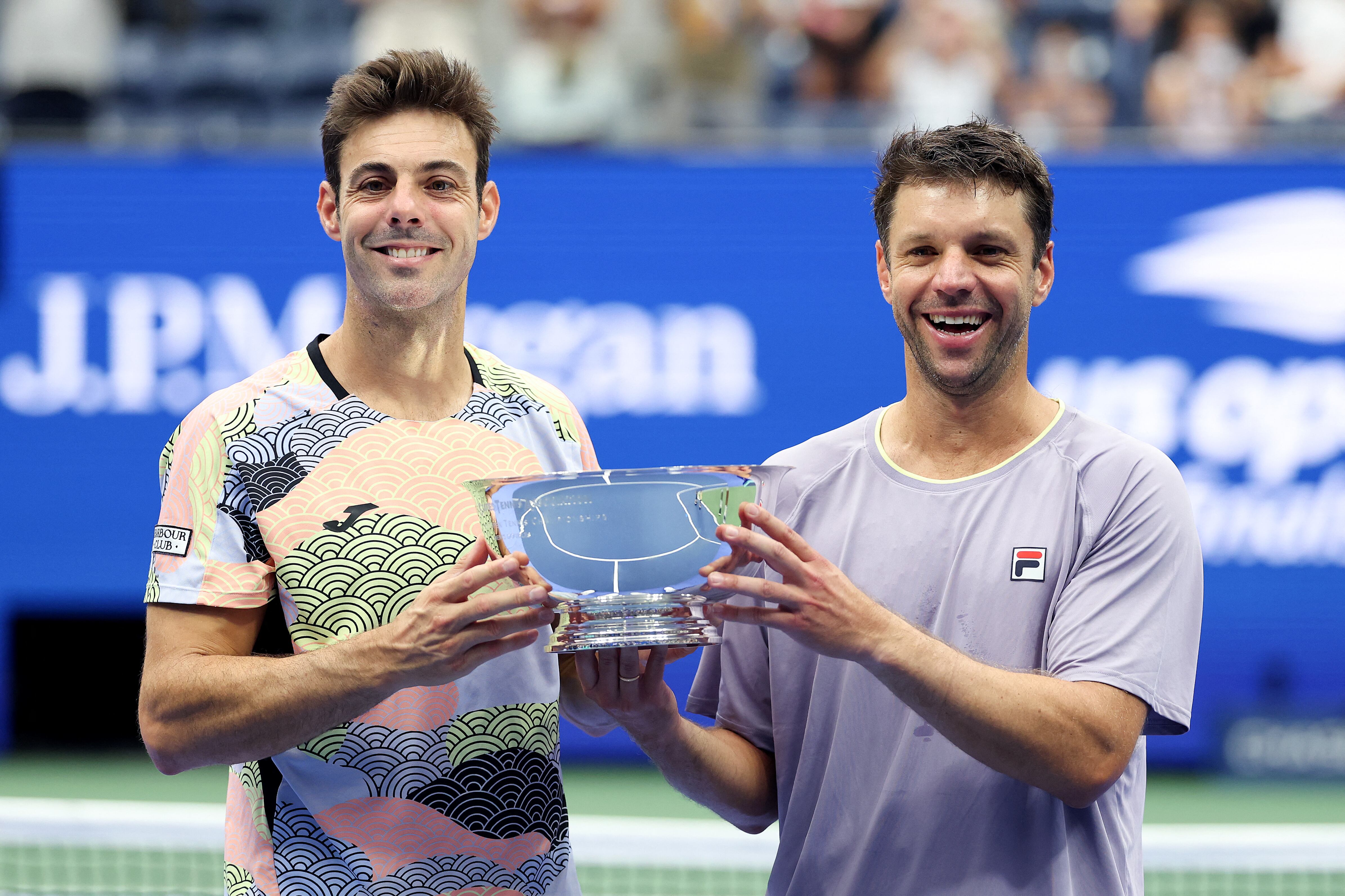 Marcel Granollers y Horacio Zeballos alzando el trofeo del US Open 2025.
