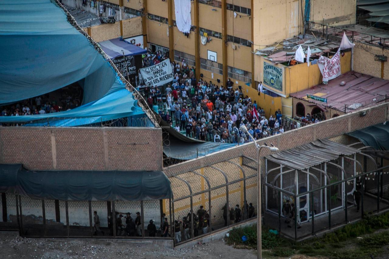 Vsta del penal Castro Castro de Lima con los presos amotinados.