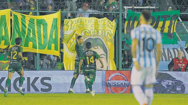 Defensa y Justicia festeja el primer gol del partido, al minuto de juego.