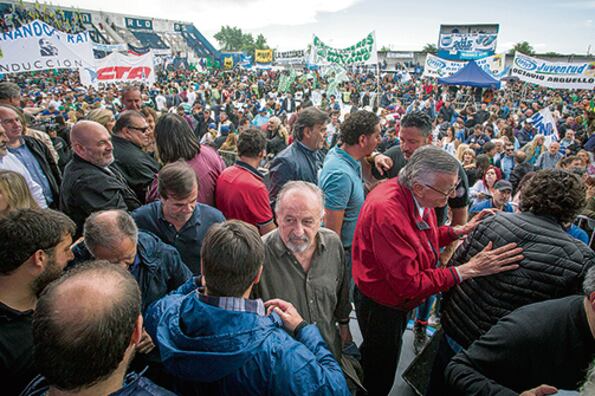 Masivo acto del peronismo en memoria del regreso de Juan Domingo Perón al país tras 17 años en el exilio.