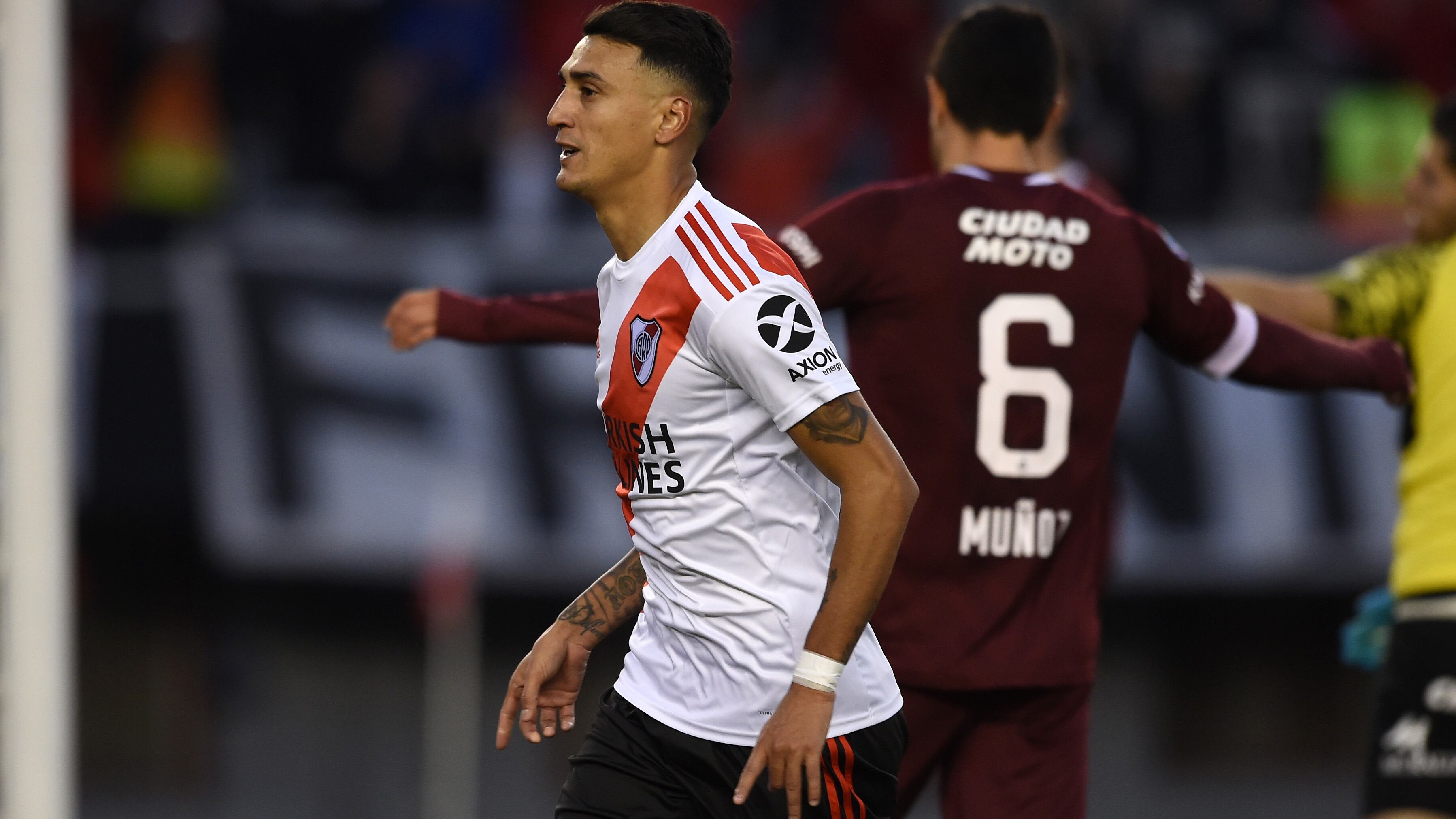 Suárez sale a festejar su primer gol, el segundo de su equipo.