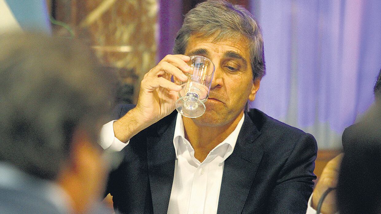 El ministro de Finanzas se explayó en su introducción, pero fue muy escueto y esquivo en sus respuestas.