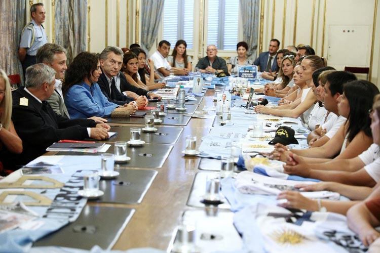Macri y sus funcionarios, sentados frente a los familiares de los 44 tripulantes.