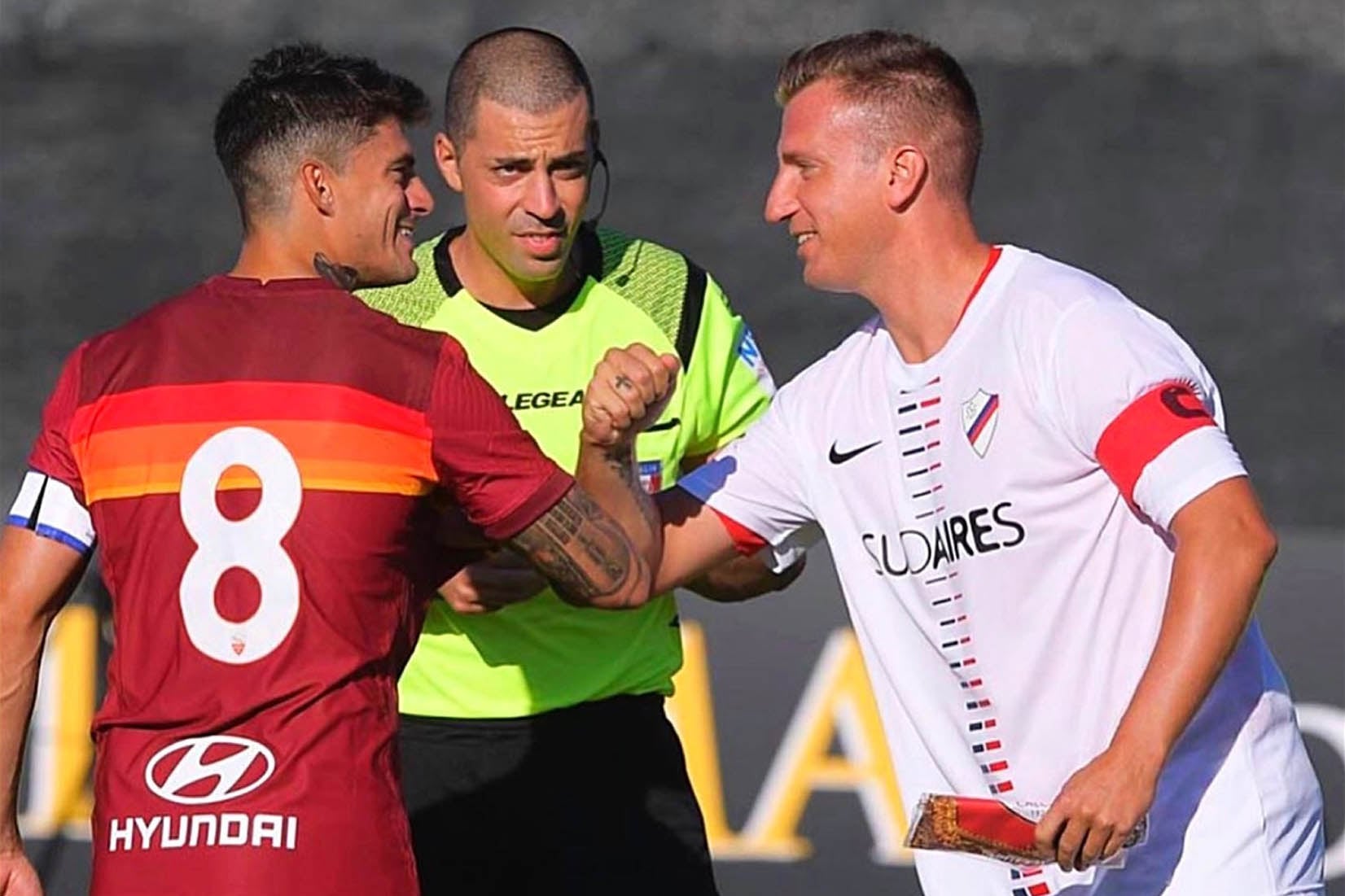 Perotti y López se saludan. Ambos capitanearon a sus equipos.