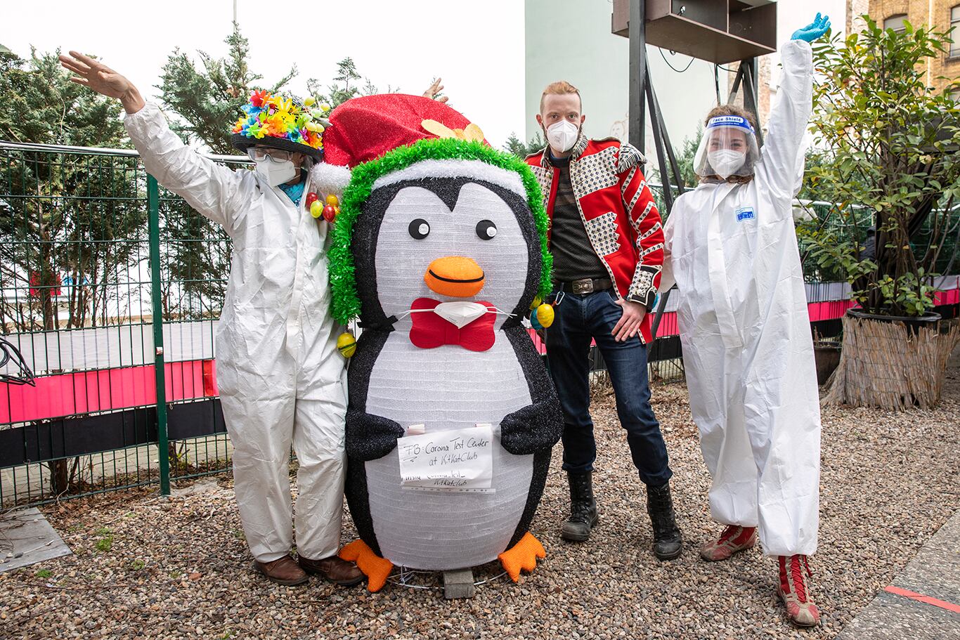 Robert, el anfitrión del KIT KAT CLUB: con toda la onda para recibir clientes y testear corona. 