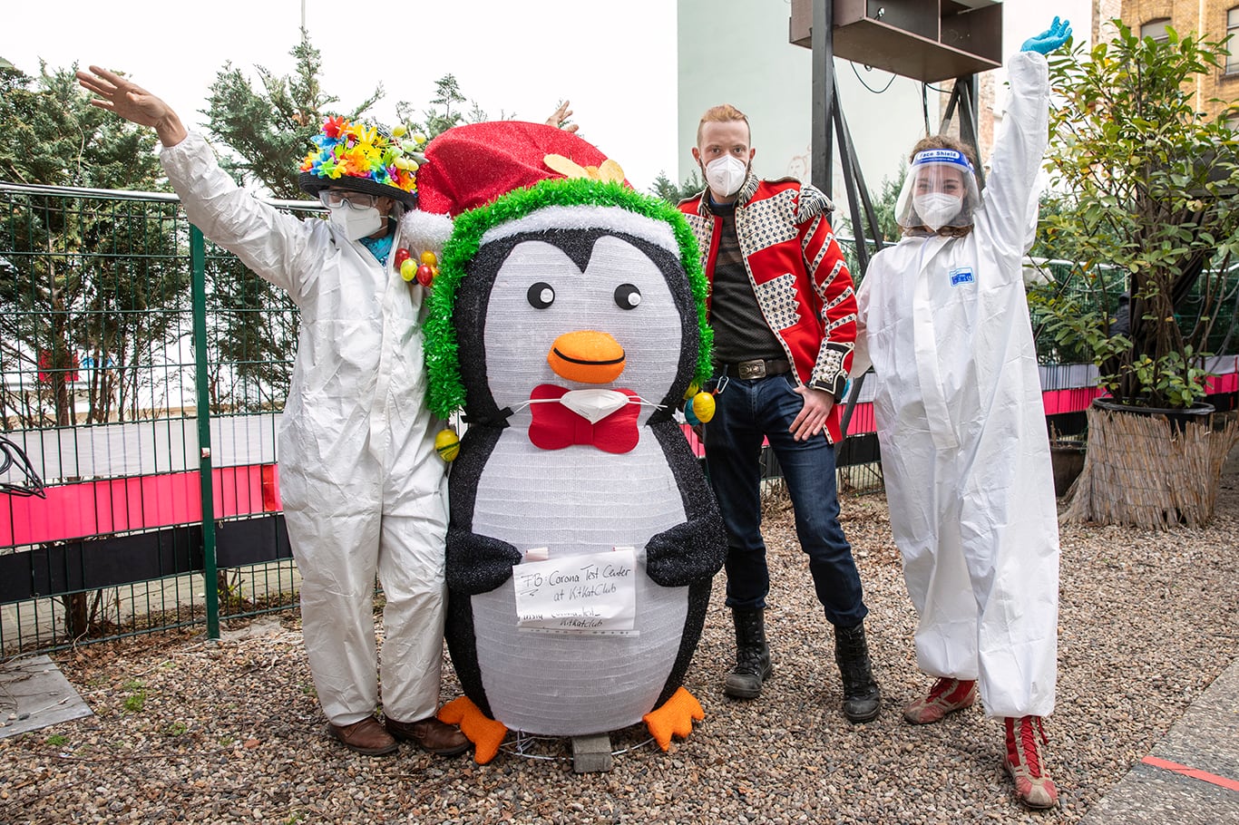 Robert, el anfitrión del KIT KAT CLUB: con toda la onda para recibir clientes y testear corona.