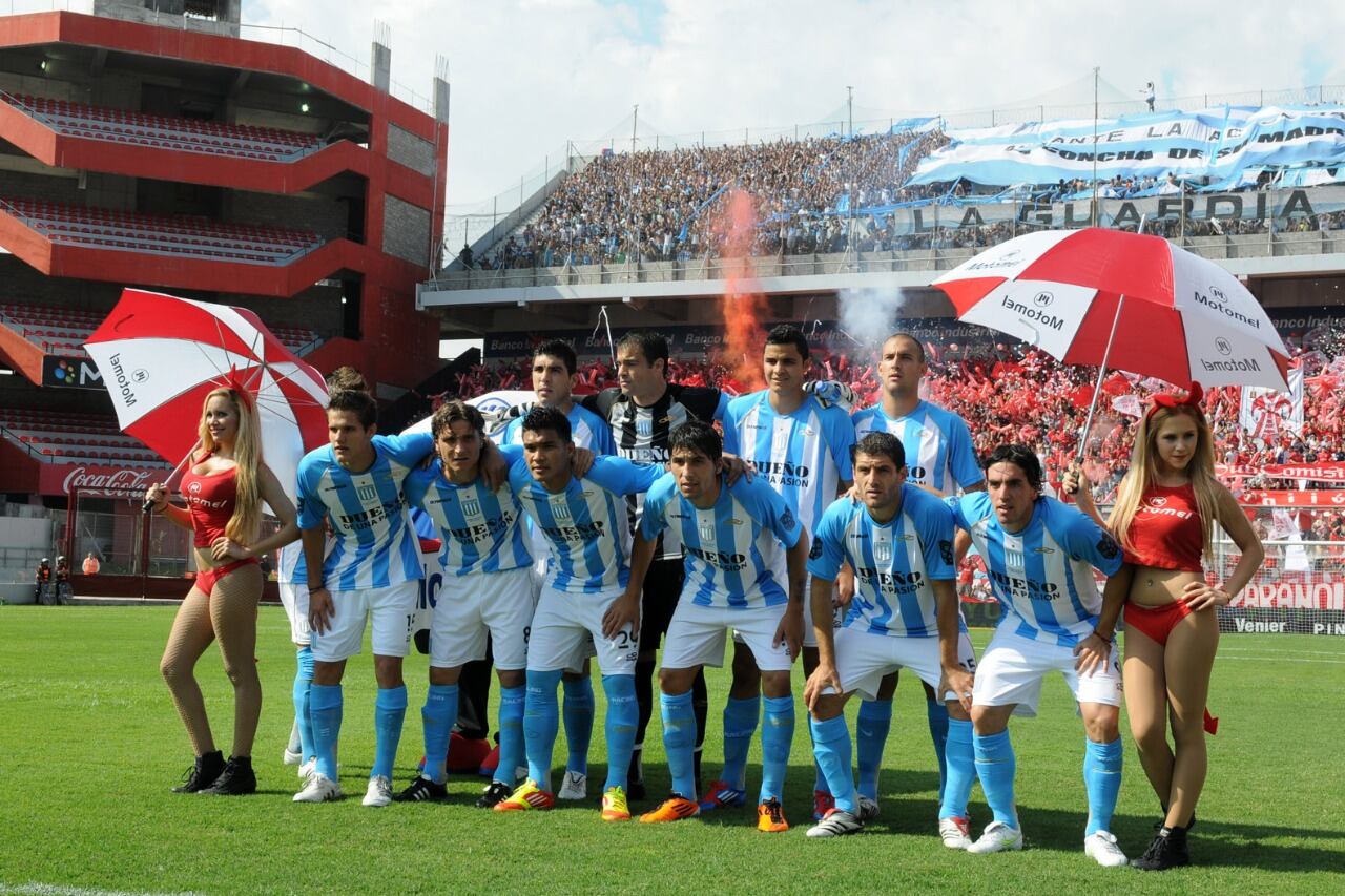 La hinchadad de Racing en cancha de Independiente, en 2012.
