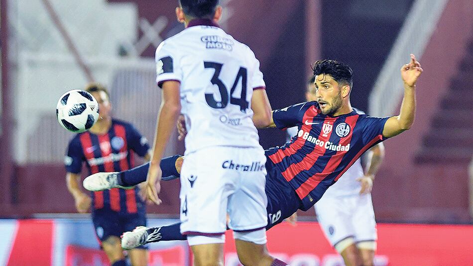 Nicolás Blandi abrió el marcador para San Lorenzo con tijera, tras el centro de Angeleri.