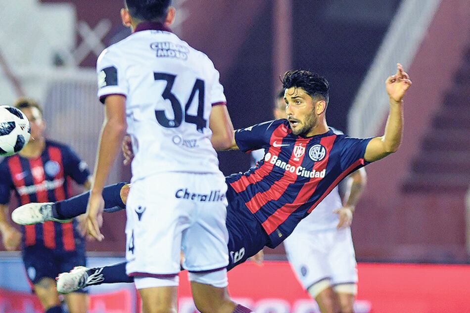 Nicolás Blandi abrió el marcador para San Lorenzo con tijera, tras el centro de Angeleri.