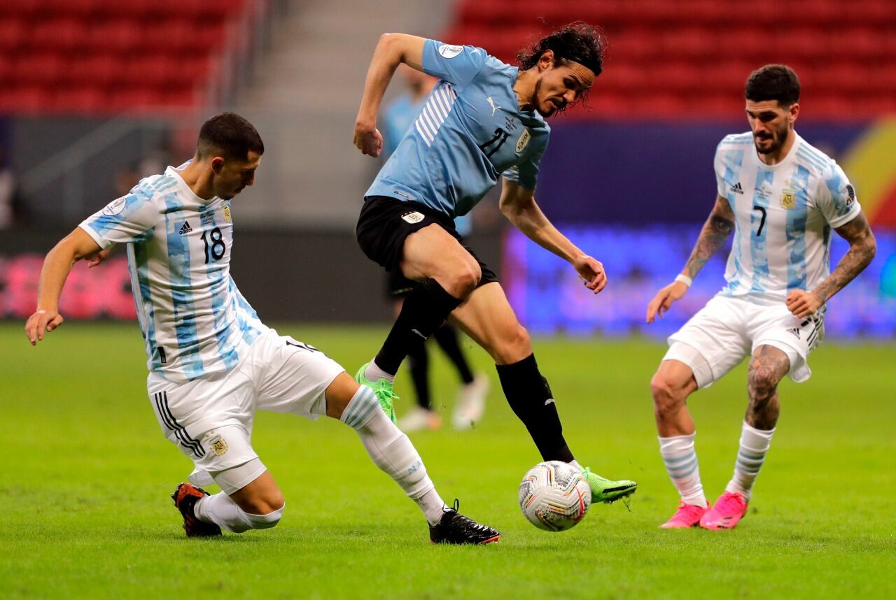 Cavani (Manchester United), entre Guido Rodríguez (Betis) y Rodrigo De Paul (Udinese).