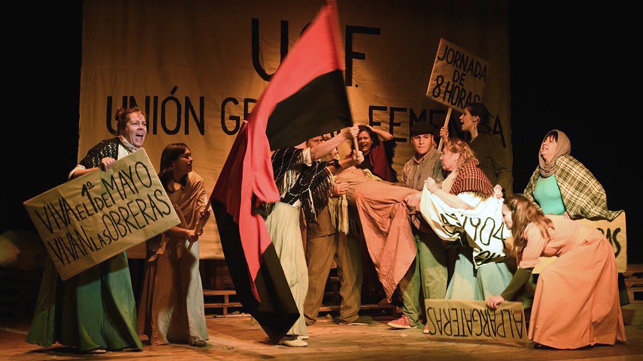 Es una obra política donde las mujeres se agrupan para luchar por un destino mejor.