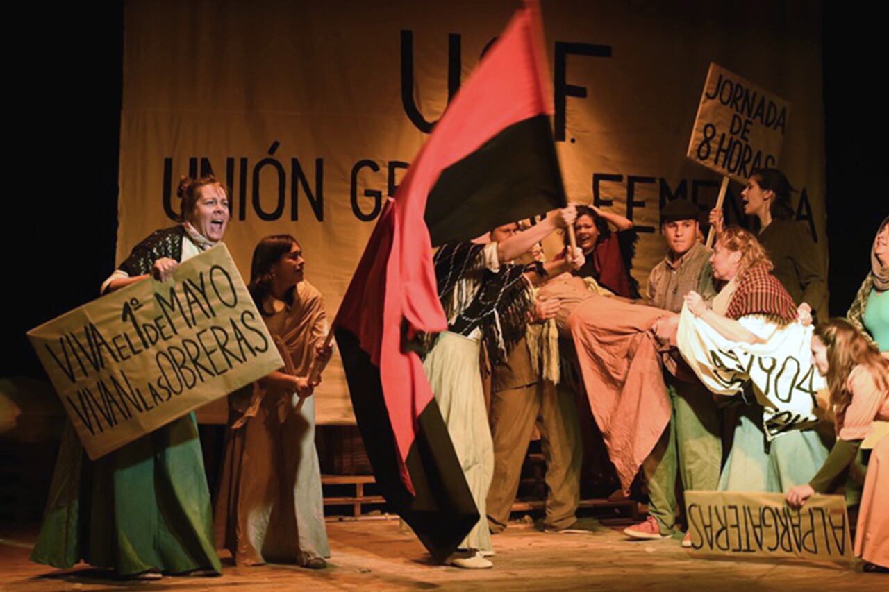 Es una obra política donde las mujeres se agrupan para luchar por un destino mejor.