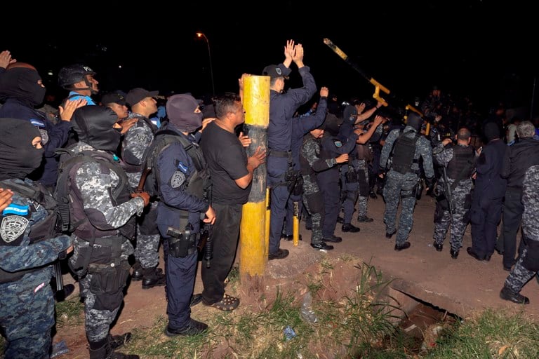 Los efectivos de la policía reclaman que se supere la crisis política.