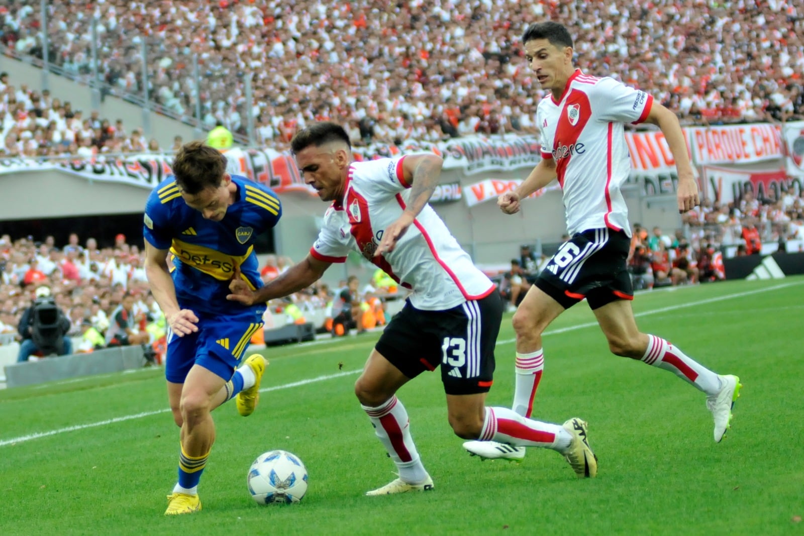 Saralegui y Enzo Díaz luchan por la pelota en el Monumental