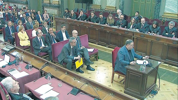 Junqueras (der.) toma la palabra en la última sesión del juicio por rebelión.