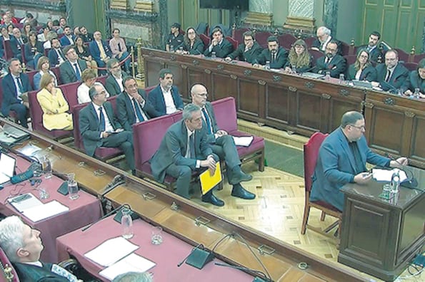 Junqueras (der.) toma la palabra en la última sesión del juicio por rebelión.