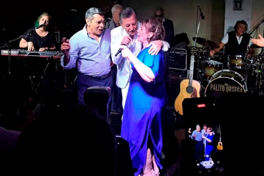 Jorge Olivera en plena fiesta con Palito Ortega.