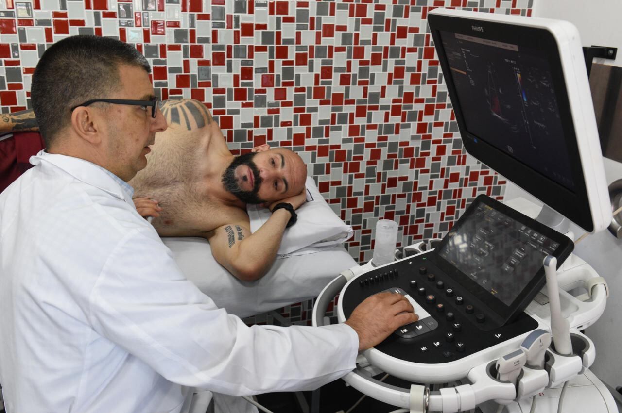 Javier Pinola, durante los exámenes a los que fue sometido como todo el plantel.