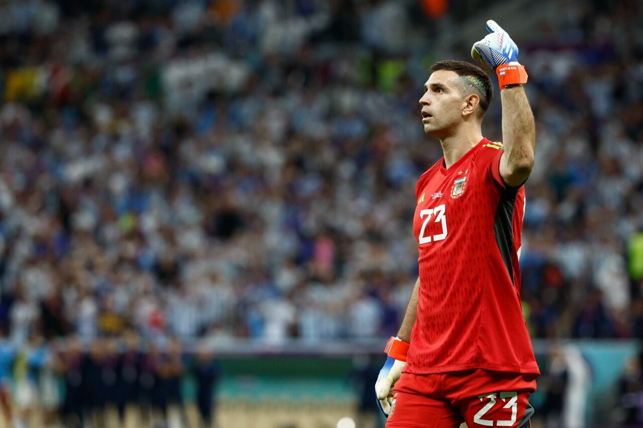 Dibu Martínez, figura destacada de la Selección, con dos penales atajados.