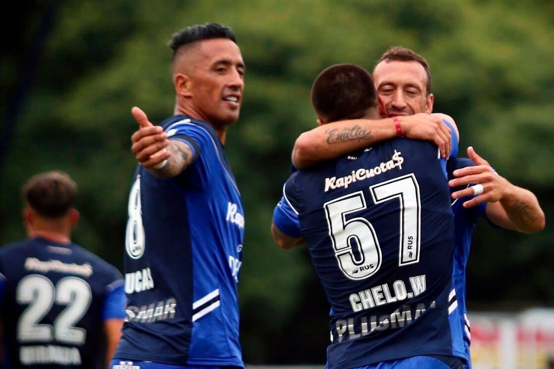 Weigandt se abraza con Alemán luego de marcar su gol.