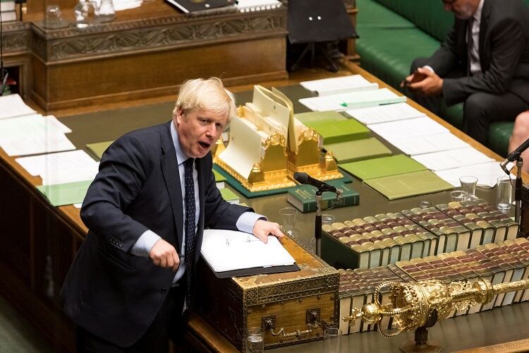 Johnson hablaba ante los comunes cuando Lee se cruzó de bancada. 