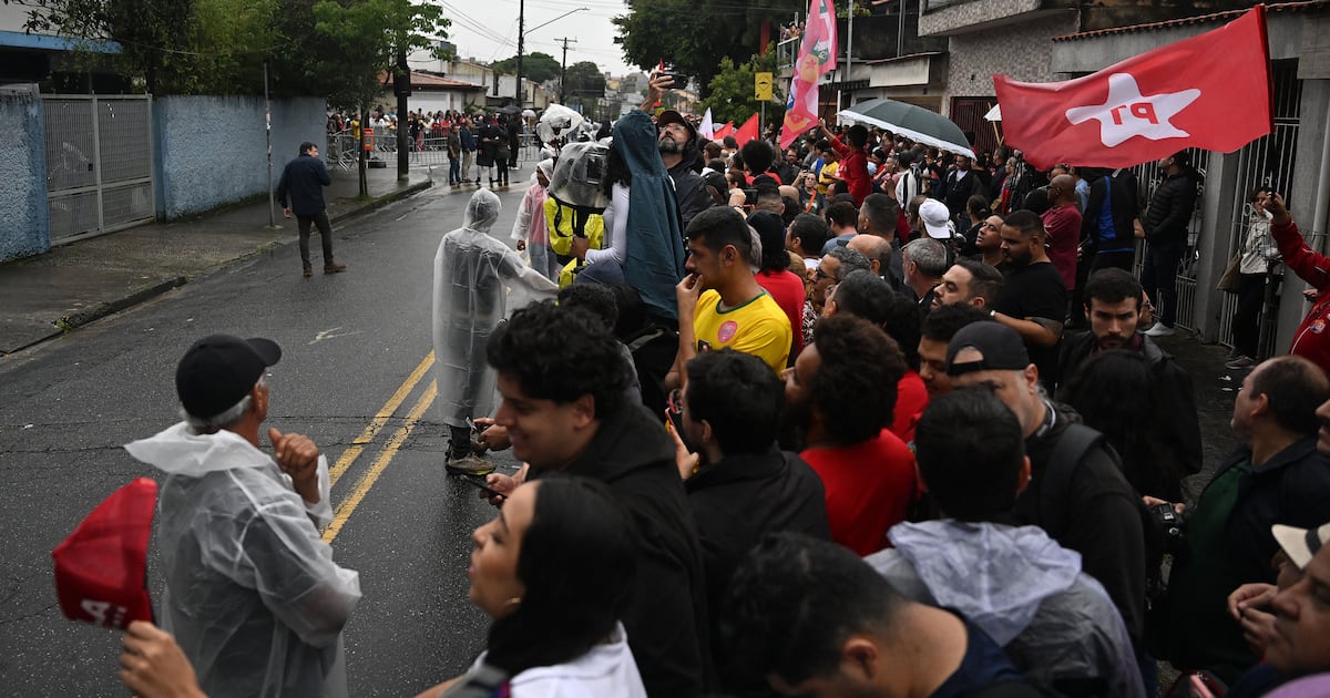 Brasil votó con movilizaciones masivas y la jornada se extendió dos horas