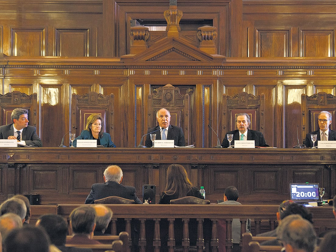 La Corte tiene una mayoría de tres sobre cinco para revalidar la Constitución y limitar a los jueces.