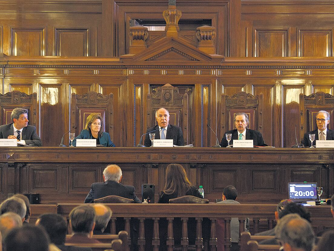 La Corte tiene una mayoría de tres sobre cinco para revalidar la Constitución y limitar a los jueces.