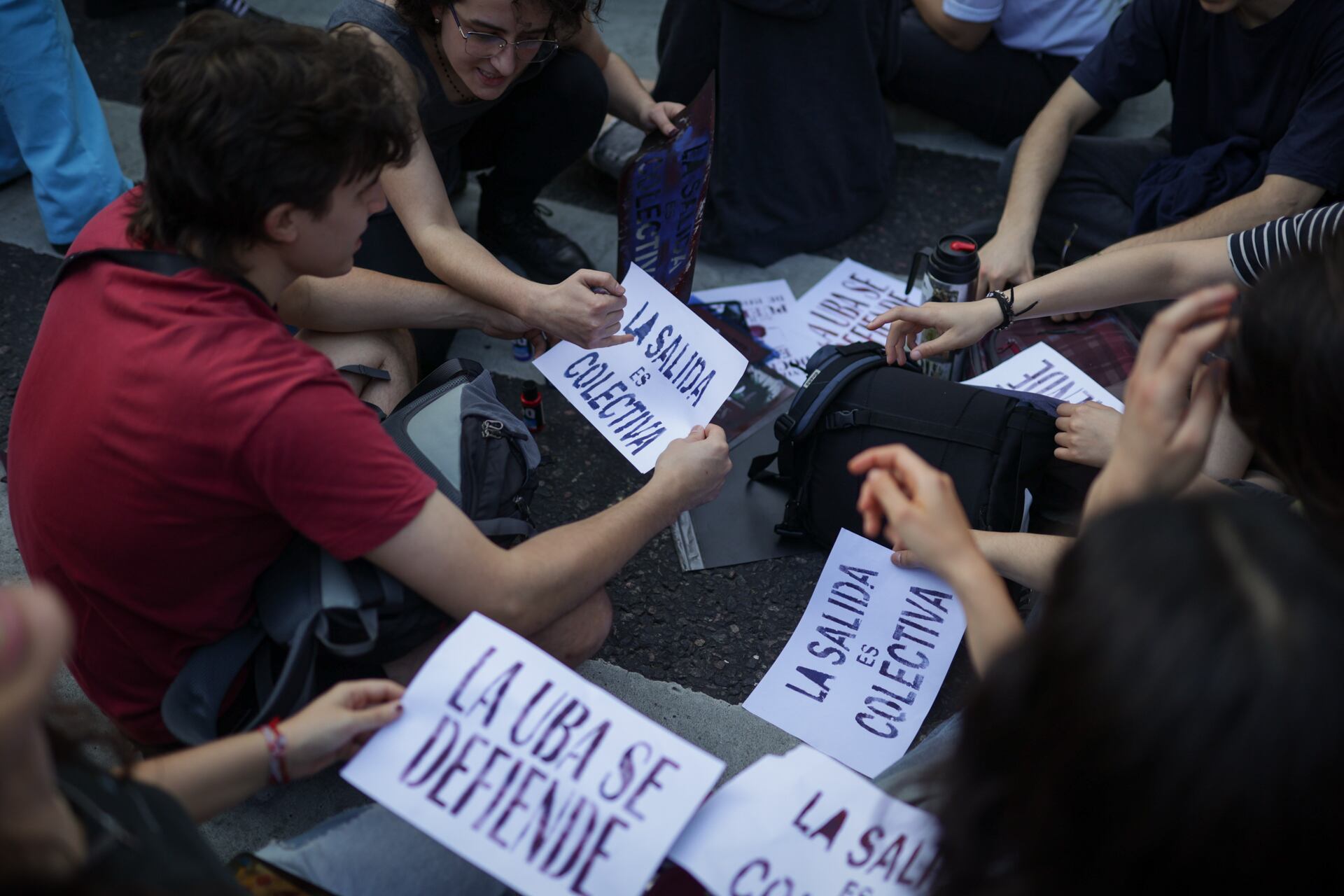 La calle más movilizada que nunca y con la imaginería cartelera desplegada como siempre.