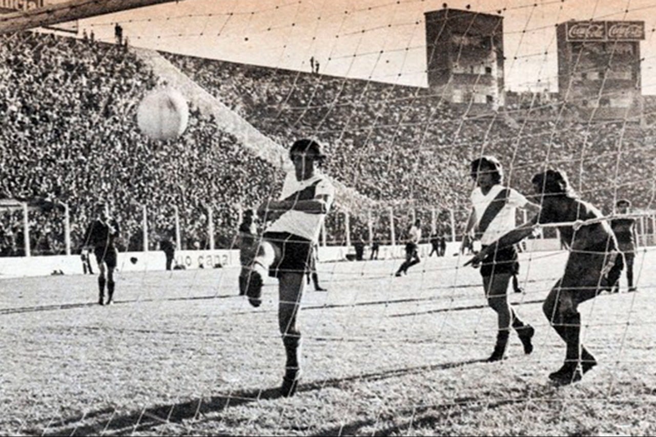 Morete remata con el arco vacío para definir el histórico superclásico de 1972