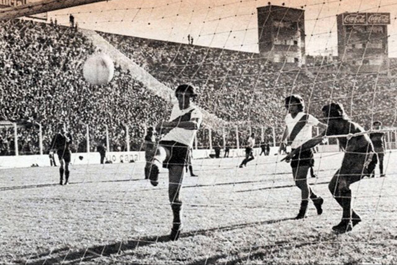 Morete remata con el arco vacío para definir el histórico superclásico de 1972