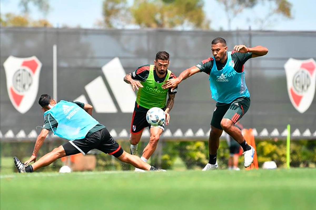 Lanzini maniobra ante Rondón durante la práctica millonaria