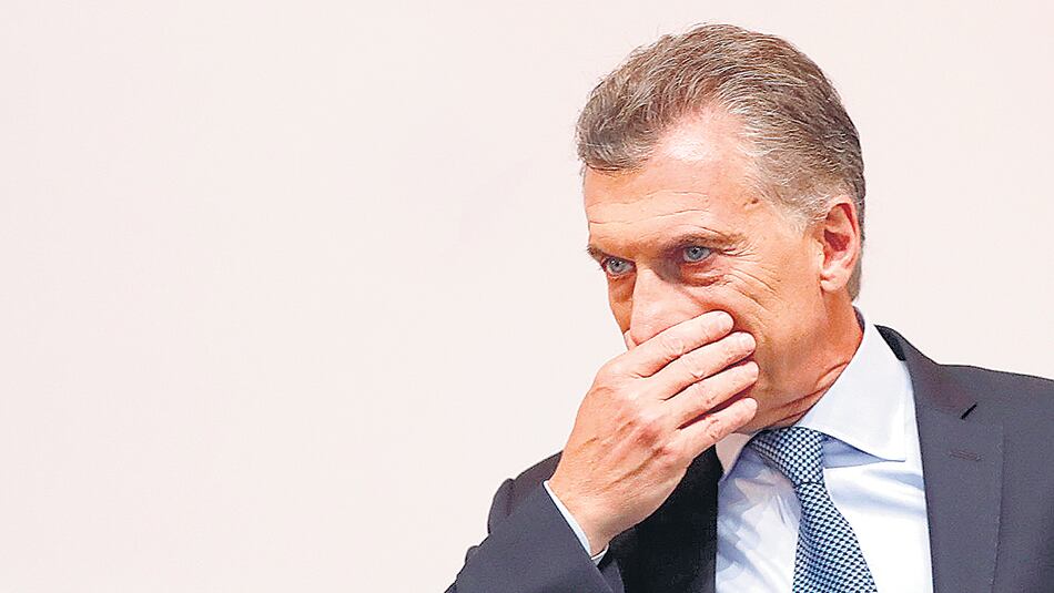 El Presidente, preocupado por los gritos de las hinchadas.